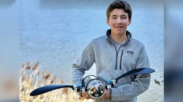 لاک‌پشت رباتیک این نوجوان کانادایی را برنده کرد + عکس