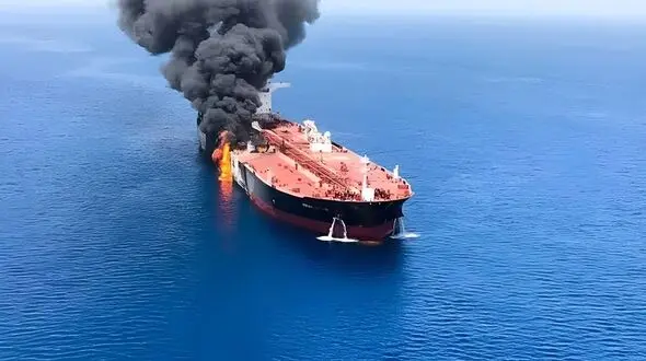 فیلم انفجار 2 سوپرنفتکش متخلف در تنگه هرمز
