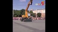 رقص جالب رقصنده فرانسوی با بیل مکانیکی + فیلم