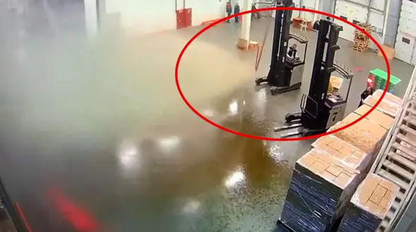 فیلم رانندگی دردسرساز با لیفتراک / لوله فاضلاب ترکید!