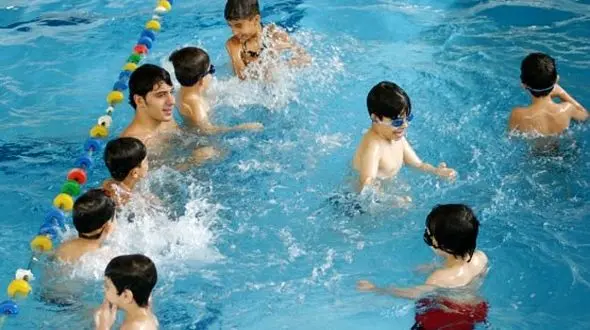 آشنایی با بیماری های خطرناک استخری/ چرا داخل استخر دمپایی ضروری است؟