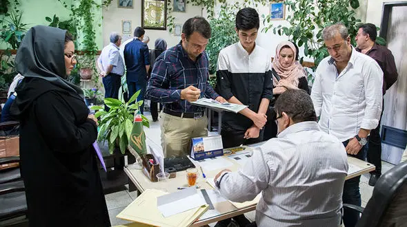 گروگان گیری کارنامه دانش آموزان در مدارس / مدارس دولتی با عنوان «کمک به مدرسه» دست در جیب مردم دارند / مردم: ثبت نام رایگان نیست + فیلم