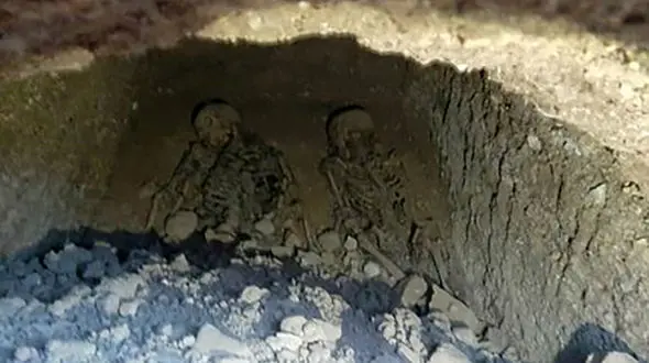 عکس / کشف قبری با 2 اسکلت در بردسکن