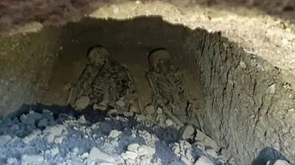 عکس / کشف قبری با 2 اسکلت در بردسکن