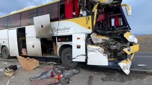 تصادف خونین اتوبوس با تریلی در جاده سبزوار / ۲۸ نفر مصدوم شدند