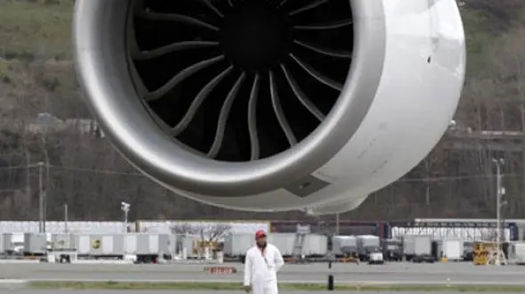 ببینید / لحظه هولناک بلعیده شدن خدمه فرودگاه توسط موتور هواپیما+ فیلم