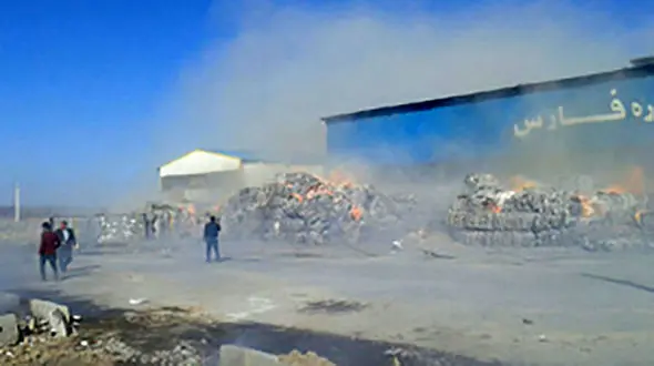 آتش سوزی کارخانه کاغذسازی صفاشهر ویرانگر شد + عکس