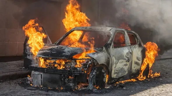 فیلم لحظه تلخ تماشای سوختن ماشین لوکس کنار اتوبانی در تهران ! 