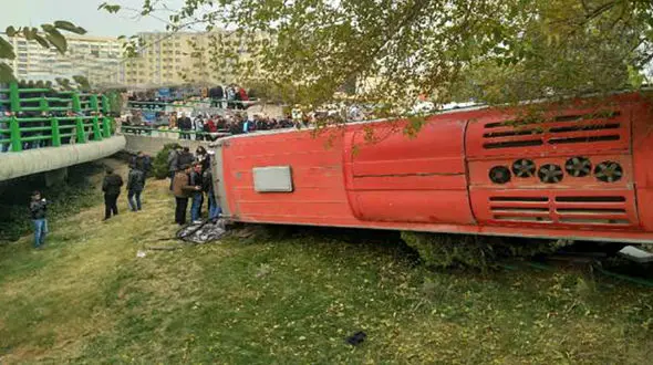 عجیب ترین عکس / سقوط اتوبوس از پل چمران اصفهان + جزییات