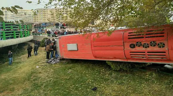 عجیب ترین عکس / سقوط اتوبوس از پل چمران اصفهان + جزییات