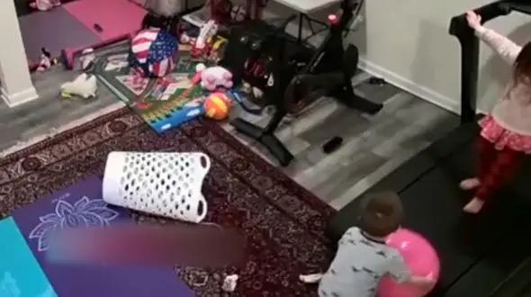  فیلم دلخراش از گیر کردن پای کودک  لای تردمیل + جزییات