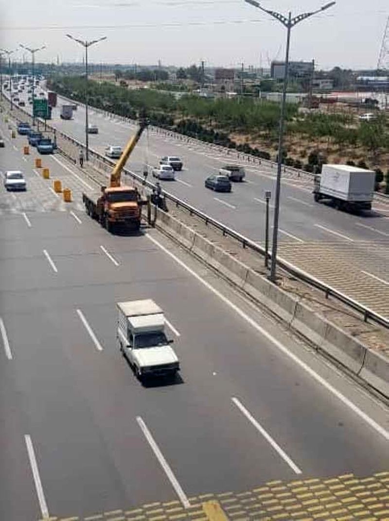 اجرای طرح نصب نیوجرسی بجای گاردریل های وسط بزرگراه آزادگان 
