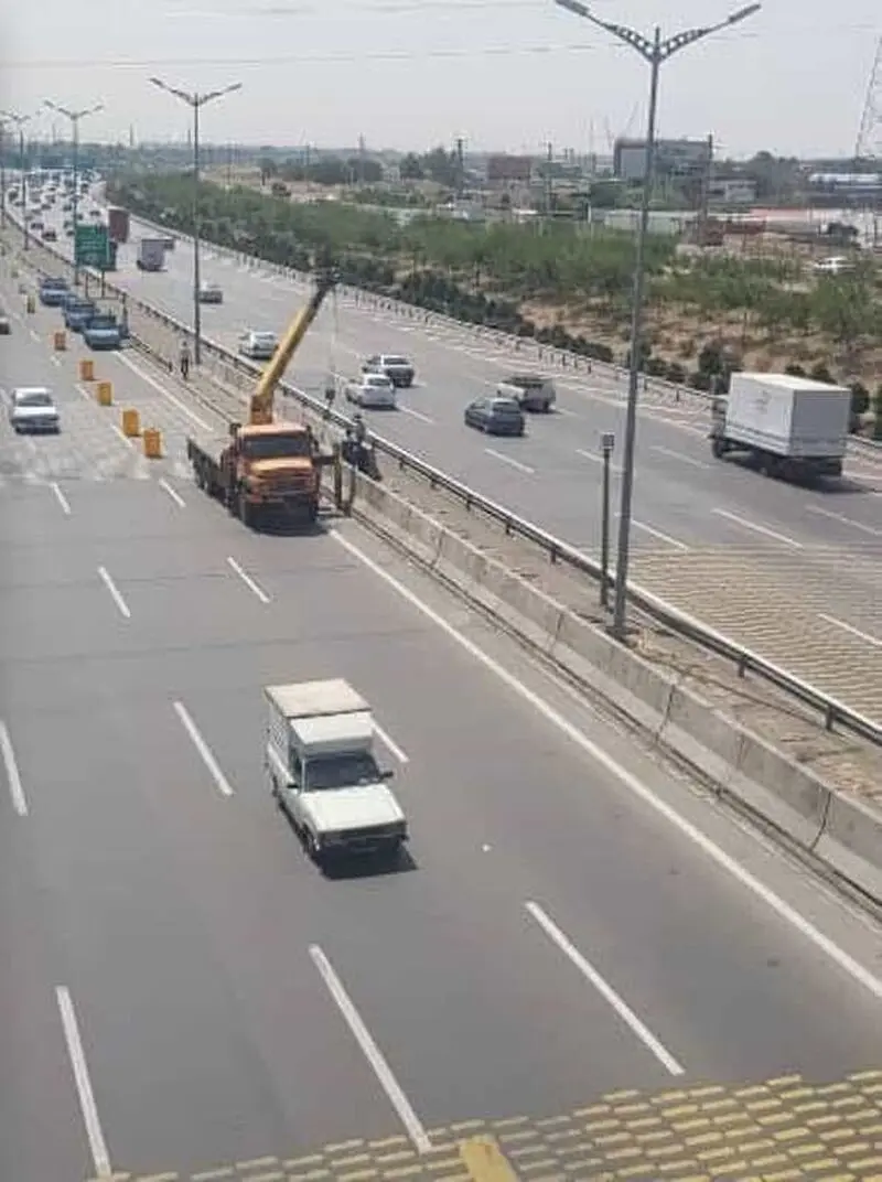 اجرای طرح نصب نیوجرسی بجای گاردریل های وسط بزرگراه آزادگان 