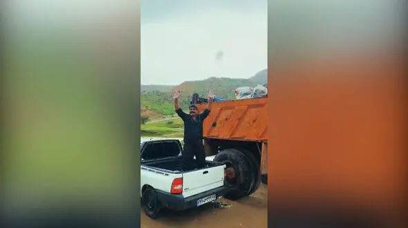 جمع آوری یک کامیون زباله گردشگران نوروزی از دژمحمدعلی خان توسط فعالان محیط زیست / این منطقه نه سطل زباله دارد نه سرویس بهداشتی ! + فیلم