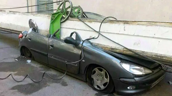 عکس/جرثقیل پژو 206 را در اصفهان له کرد
