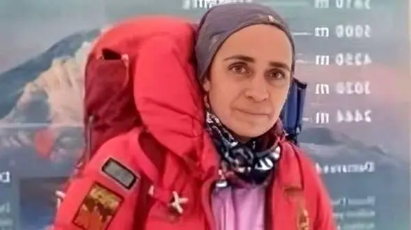 عکس جگرسوز / نگاهی به میز عزای ساده و یلدایی طاهره حاصلی کوهنورد پَرپَر شده در دماوند / انار شب یلدا کنار خرما 