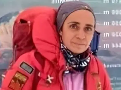 عکس جگرسوز / نگاهی به میز عزای ساده و یلدایی طاهره حاصلی کوهنورد پَرپَر شده در دماوند / انار شب یلدا کنار خرما و .../ روحش شاد