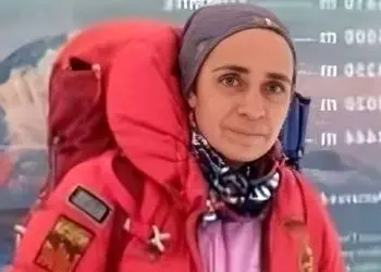 عکس جگرسوز / نگاهی به میز عزای ساده و یلدایی طاهره حاصلی کوهنورد پَرپَر شده در دماوند / انار شب یلدا کنار خرما و .../ روحش شاد