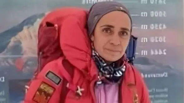 عکس جگرسوز / نگاهی به میز عزای ساده و یلدایی طاهره حاصلی کوهنورد پَرپَر شده در دماوند / انار شب یلدا کنار خرما 