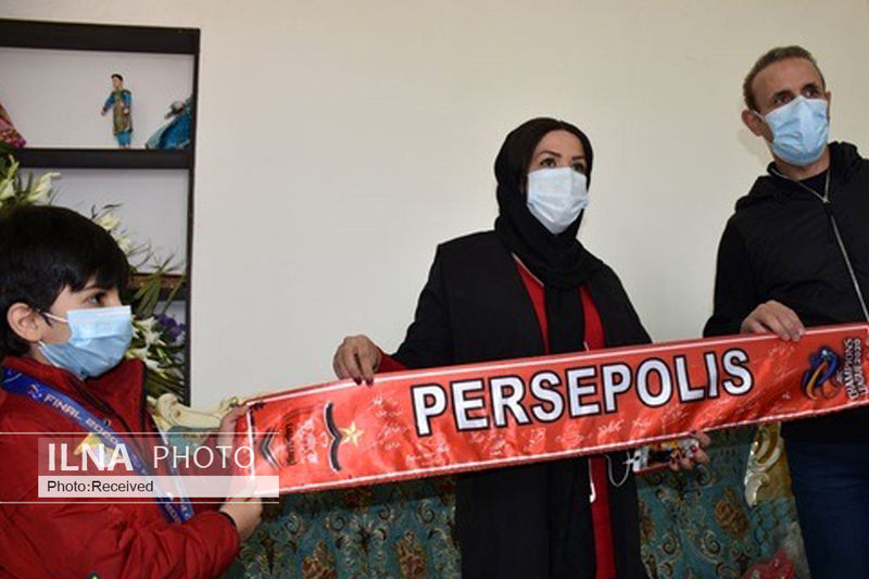 دیدار یحیی گل محمدی با خانواده هوادار فوت شده پرسپولیسی