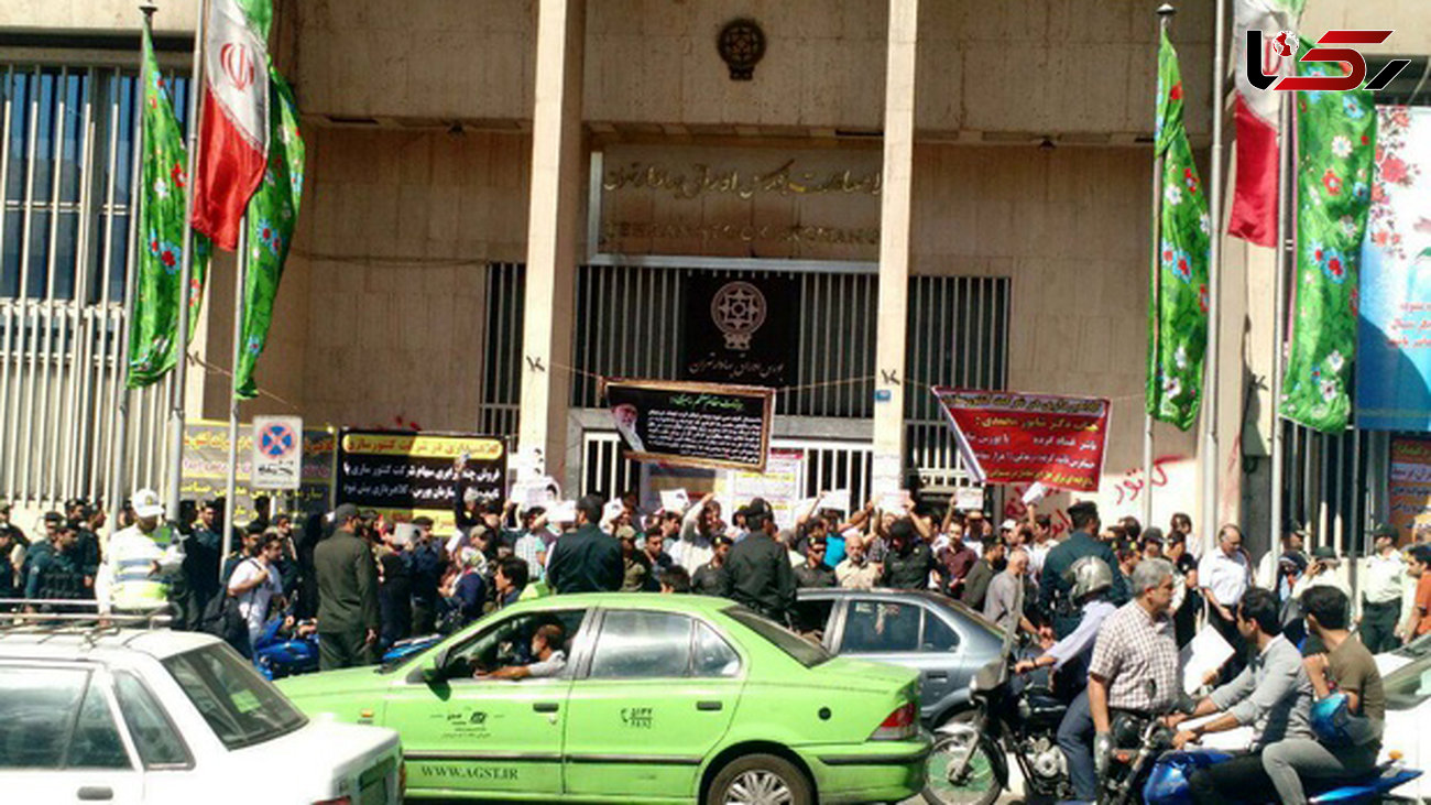  معترضان خشمگین بورس تهران   را تعطیل کردند+عکس 