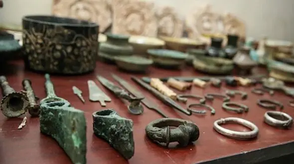 کشف تعداد ۵۰ قلم اشیاء تاریخی در نیشابور