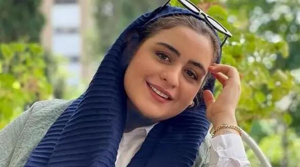 فیلم/ داخل خانه شیک فاطیما بهارمست را ببینید؛ دکوراسیونی لوکس با مبلمان کلاسیک، کتابخانه چشم نواز و ظروف سفالی خاص