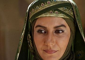 عکس؛ سفر به تاریخ؛ چهرۀ «عمره، همسر مختار» در 23 سالگی در یکی از اولین فیلم‌هایش؛ سال 68! + جدیدترین عکس در آستانه 60 سالگی