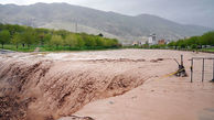 فیلم لحظه تخریب پل روستای علی آباد به علت سیل / راه های ارتباطی قطع شده است