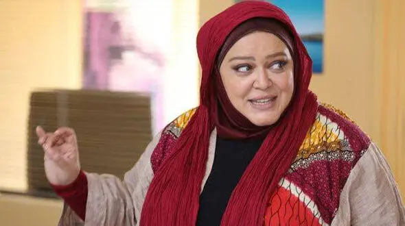 بهاره رهنما از دیوار دبیرستان بالا رفته بود! 