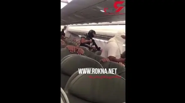 حمله مسلحانه به یک هواپیما در آسمان /  مردان مسلح مکزیکی این مانور را انجام دادند +فیلم