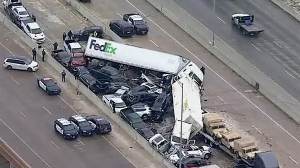 فیلم لحظه قیچی شدن یک کامیون وسط بزرگراه برفی