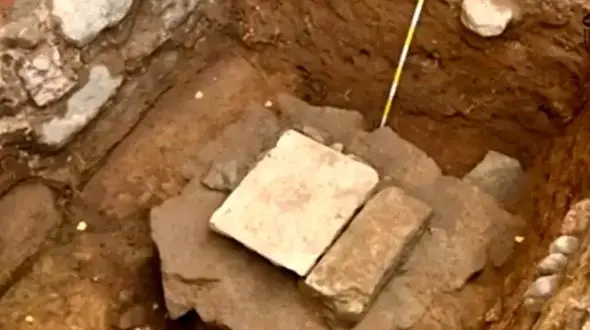 «سنگ پادشاهی» 500 ساله از «فاضلاب» بیرون آمد / این گنج با خنجر قفقازی کشف شد