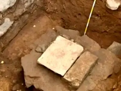 «سنگ پادشاهی» 500 ساله از «فاضلاب» بیرون آمد / این گنج با خنجر قفقازی کشف شد