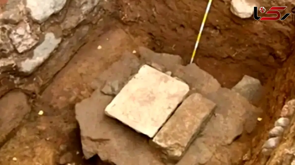 «سنگ پادشاهی» 500 ساله از «فاضلاب» بیرون آمد / این گنج با خنجر قفقازی کشف شد