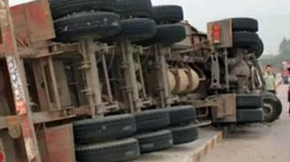 ۱۴ فوتی و مصدوم در تصادف کامیون با اتوبوس در گلستان