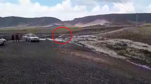 صحنه غرق شدن پراید در سیلاب خراسان +فیلم