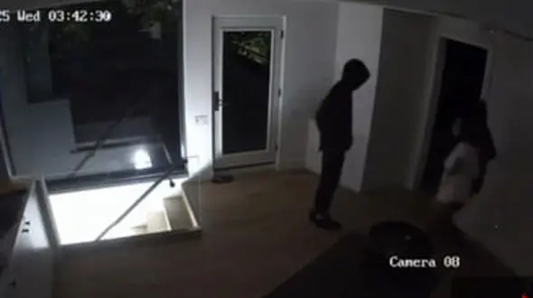 رعب و وحشت در تورنتو/ حمله شبانه به خانه یک مادر و دو دخترش + فیلم