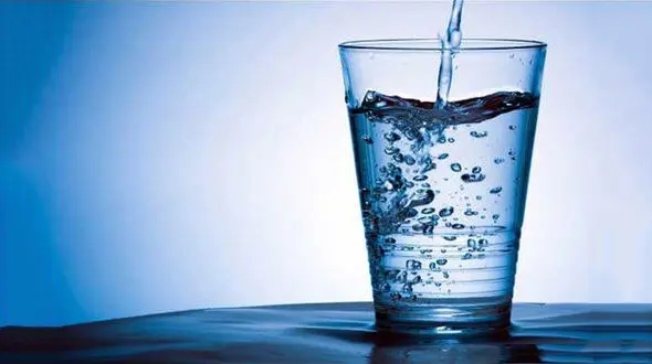 چه مقدار آب و مایعات باید در روز بنوشیم؟
