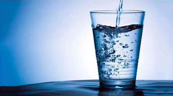 چه مقدار آب و مایعات باید در روز بنوشیم؟