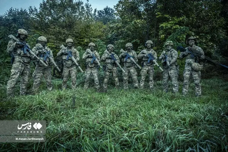 تمرین و آموزش های تخصصی رزم در جنگل توسط بسیجیان یگان ویژه فاتحین تهران بزرگ در جنگل‌های شمال کشور