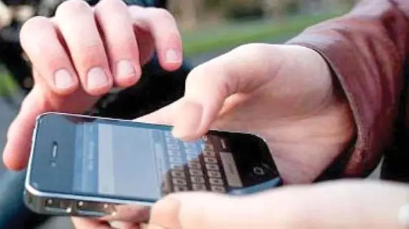 فیلم سرقت موبایل در فروشگاه مرزداران جنجال به پا کرد / دزد بدون هیچ عجله‌ای گوشی را برداشت!