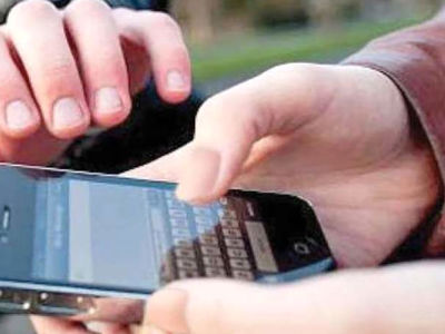 فیلم لحظه سرقت تلفن همراه گردشگر آلمانی توسط نوجوان افغان ! / مچ شان را در صحنه گرفت !