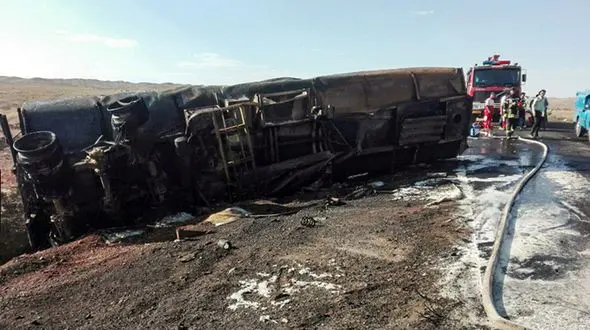 یک تریلر پس از واژگونی آتش گرفت