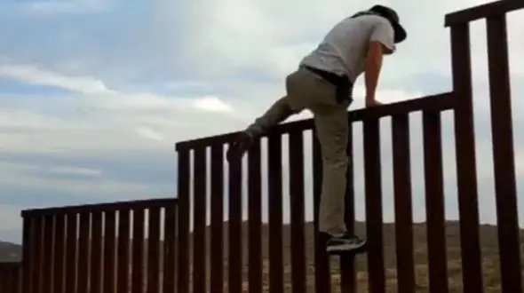 مسخره کردن فرمان ترامپ برای کشیدن دیوار بین مکزیک و آمریکا + فیلم