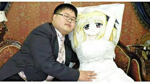 این مرد با بالشت خوابش ازدواج کرد+عکس