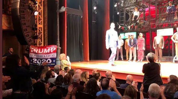 نزاع بین رابرت دنیرو و یک هوادار ترامپ اجرای نمایش را برهم زد! +عکس