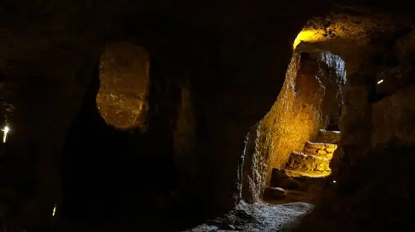 عجایب شهر زیرزمینی «کُرد علیا» تیران؛ میراث باستانی دوران اشکانیان + فیلم