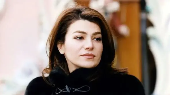 عکس سفر به ایام قدیم / حال و روز بد و قیافه مبهوت فرح پهلوی بعد خودکشی لیلا /  سال 1380