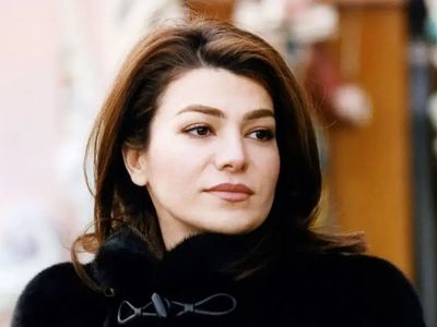 عکس سفر به ایام قدیم / حال و روز بد و قیافه مبهوت فرح پهلوی بعد خودکشی لیلا /  سال 1380